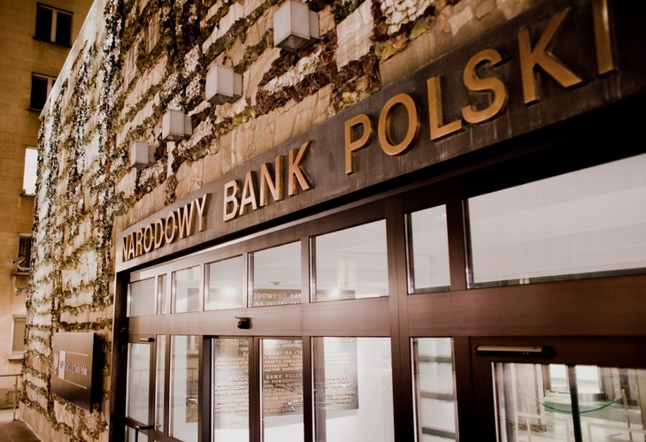 <b>W trakcie prac wątpliwości zgłosił Narodowy Bank Polski. </b>
<br>
Możliwość jednostronnej zmiany umowy może godzić w zasadę pacta sunt servanda – umów należy dotrzymywać. A przez to w art. 2 konstytucji mówiący, że Polska jest demokratycznym państwem prawa. Także odniesienie ustawy do zawartych umów może łamać zasadę, że prawo nie działa wstecz. Wreszcie mogą być naruszone zasady równego traktowania obywateli. Ustawa faworyzuje bowiem tylko jedną kategorię klientów banków – frankowiczów. I oferuje im wyraźnie lepsze warunki. – Kryteria skorzystania z ustawy są niejasne. Dlaczego limit powierzchni dający prawo do skorzystania z ustawy to 100 mkw., a nie 120 czy 130 mkw.? 
<br>Co wspólnego z kryteriami mają dzieci? 
<br>Te warunki zostały przyjęte w sposób sztuczny bez dokładnego uzasadnienia – zauważa konstytucjonalista prof. Marek Chmaj.