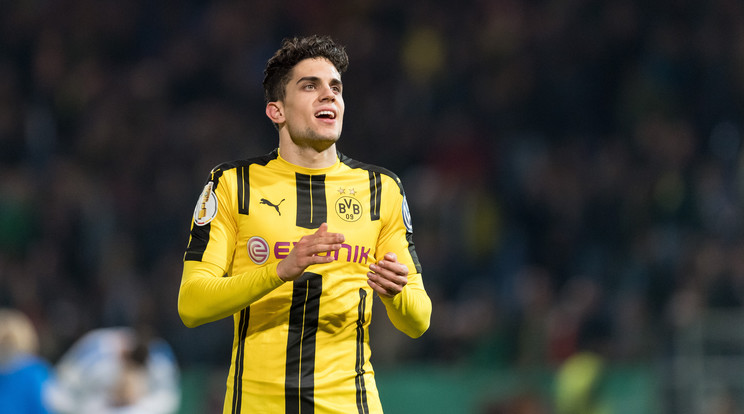 Marc Bartra odaajándékozná mezét a bátor szurkolónak/Fotó: AFP