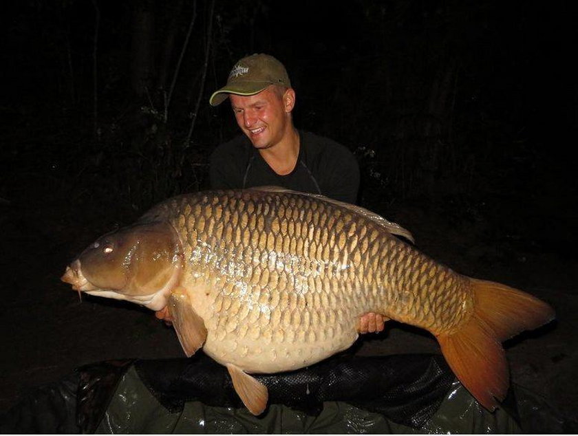 Tomasz Cywka złowił tę bestię. Ten karp waży 34 kilogramy!