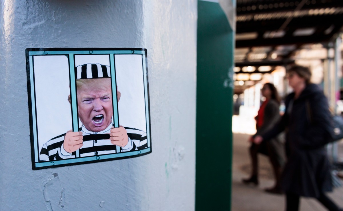 Nalepka z Donaldem Trumpem na budynku sądu w Nowym Jorku