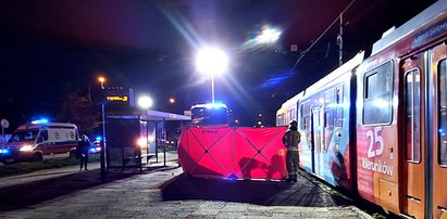 Tragedia na przystanku. 72-latek próbował wsiąść do tramwaju. Zginął na miejscu