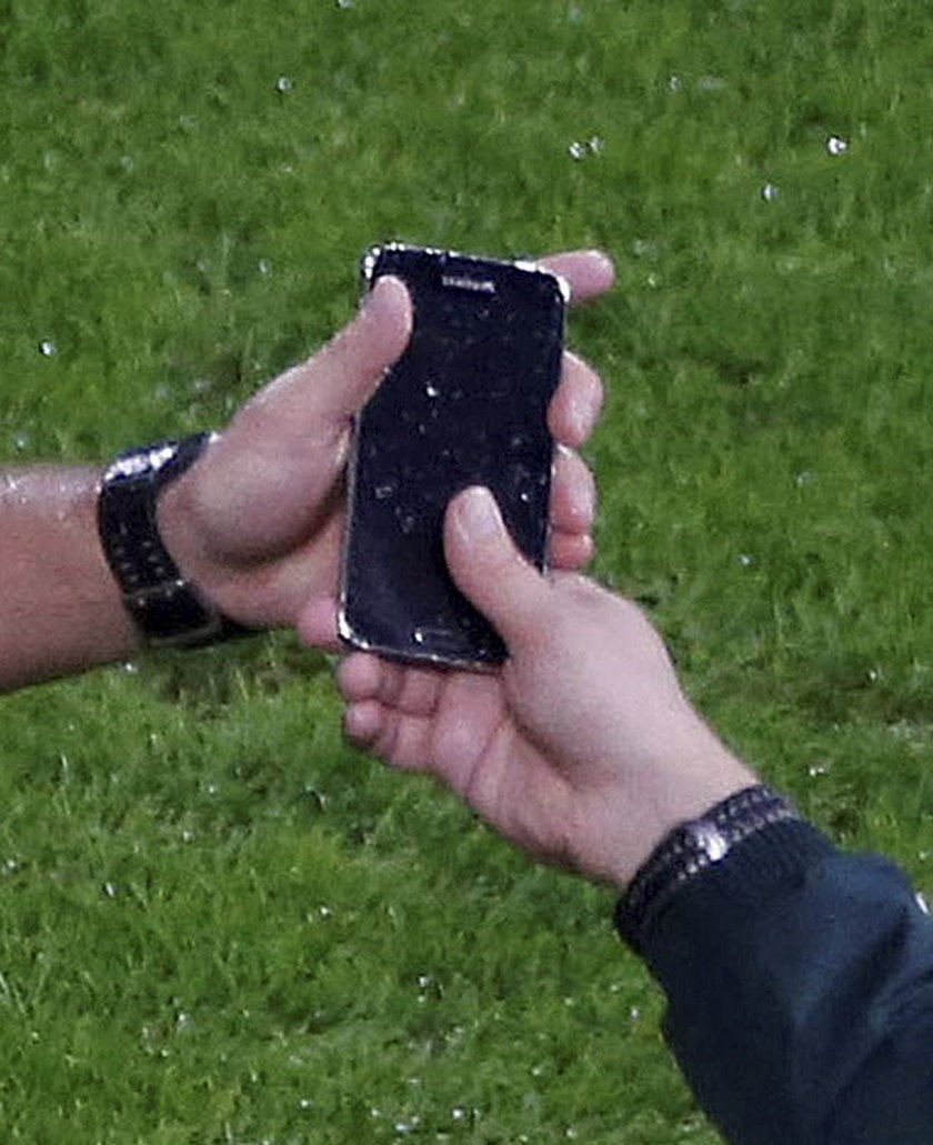 Zaskoczenie na meczu Ligi Europy: Borussia Moenchengladbach - Villarreal, sędzia znalazł telefon na murawie!