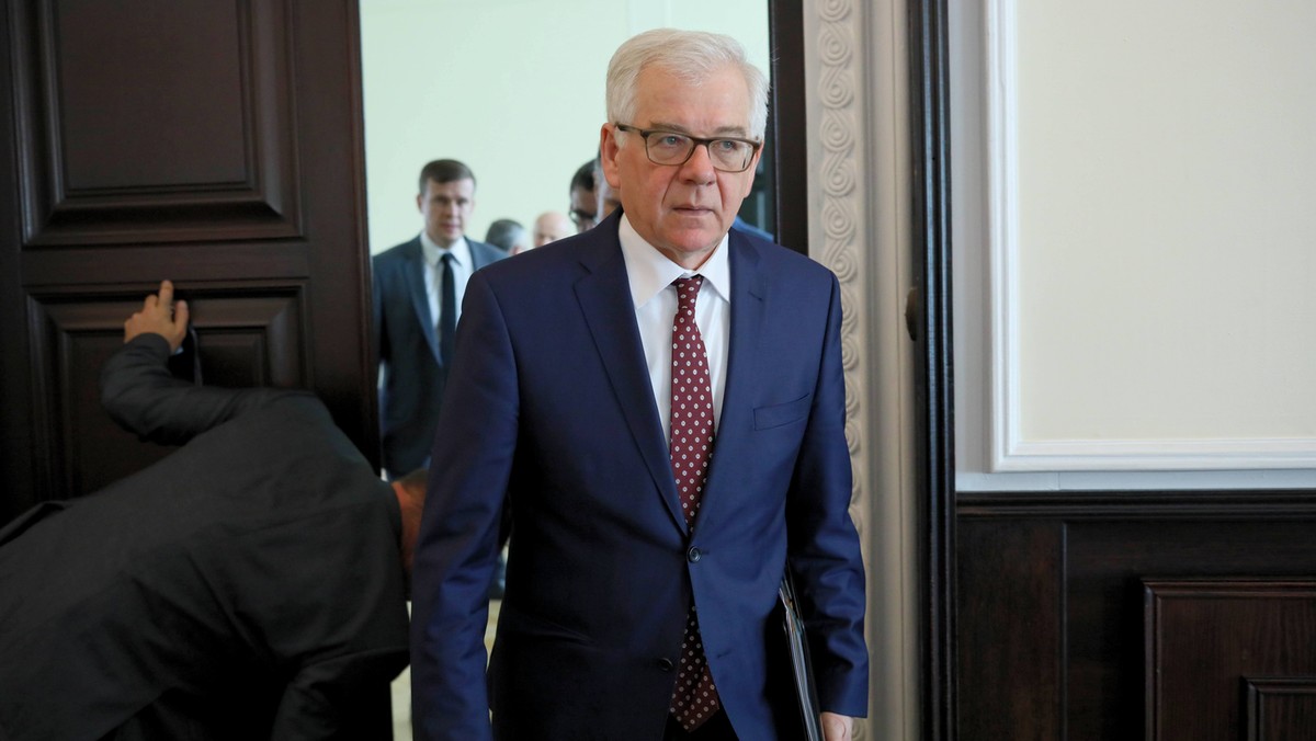 Szef polskiej dyplomacji Jacek Czaputowicz potwierdził dzisiaj, że Polska nie weźmie udziału w niedzielnym nadzwyczajnym szczycie Unii Europejskiej poświęconym migracji. Wczoraj taką decyzję w imieniu państw Grupy Wyszehradzkiej ogłosił premier Węgier. - Nasze stanowisko w tej sprawie jest znane. Weźmiemy udział w oficjalnym szczycie - powiedział Czaputowicz.