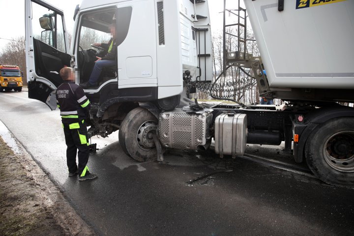 Wypadek na ul. Bałtyckiej w Olsztynie. Kierowca osobowego volvo zderzył się z ciężarówką [ZDJĘCIA]