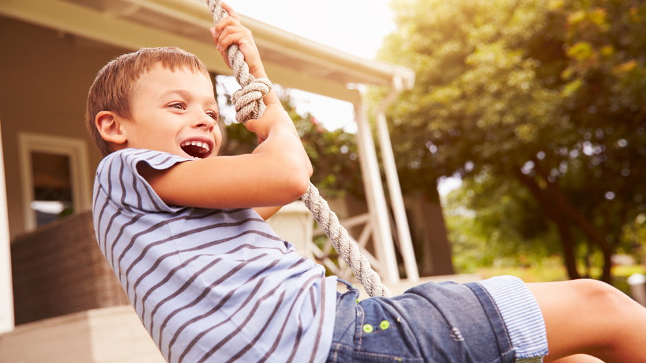 Jak zachęcić dzieci do zabawy na świeżym powietrzu? Pięć najlepszych zabawek ogrodowych