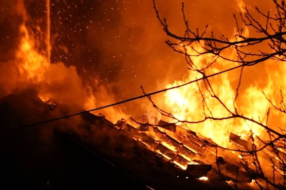 OTAC DAO ŽIVOT ZA ĆERKU (5) Tragedija potresla Pančevo: Spasio je iz požara, pa PREMINUO: Vatra "progutala" kuću petočlane porodice