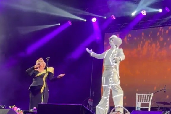VATRA NA BINI, MASKOTA NA ŠTULAMA I SVETLEĆE ODELO Ćana napravila šou, pa izvela mladu koleginicu pred publiku:I Ona sa dekolteom i cirkonima (Video)