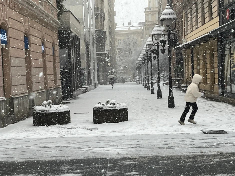 Iako će mnogima zazvučati smešno, ali jedno od najvažnijih pravila je da hodate kao pingvin, ali i da svoju obuću prilagodite uslovima na putu.