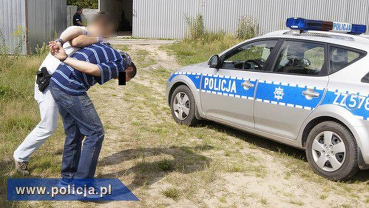 Kryminalni zlikwidowali samochodową dziuplę, w której ujawnili trzy mazdy skradzione w Austrii i kilka innych częściowo już zdemontowanych samochodów tej samej marki.