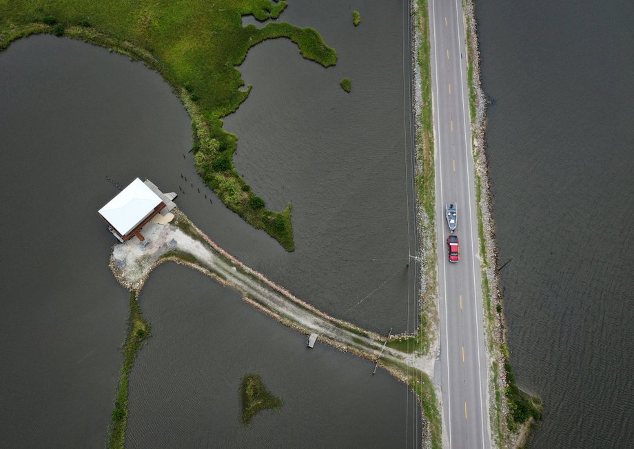 Wzrost poziomu mórz zagraża wielu regionom świata, także tym bogatszym. Na zdjęciu autostrada pośród bagien Luizjany. 