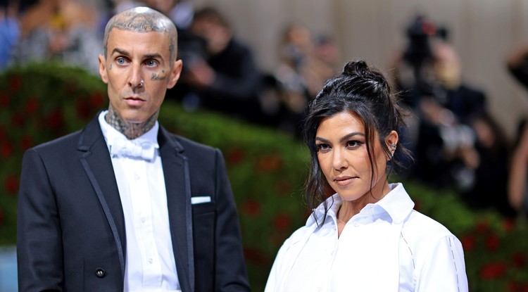 Travis Barker és Kourtney Kardashian a MET-gálán