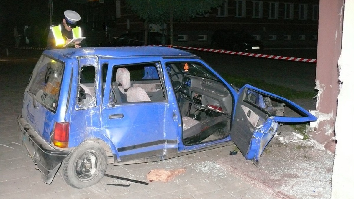 Do stacji benzynowej było 500 metrów, a jemu strasznie chciało się palić. Przejechali może 300, wpadli w poślizg, rozbili się o mur budynku. On zamiast prawa jazdy miał kartę rowerową i trzy wypite piwa w organizmie. Ona tej podróży nie przeżyła. Miała tylko 17 lat.