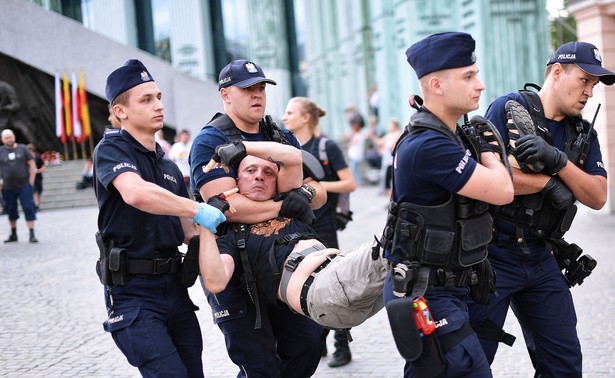 Marsz narodowców w Warszawie. Policja usunęła siłą kontrmanifestację