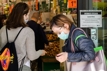 Po zakazie noszenia przyłbic w sklepach wysyp promocji na maseczki