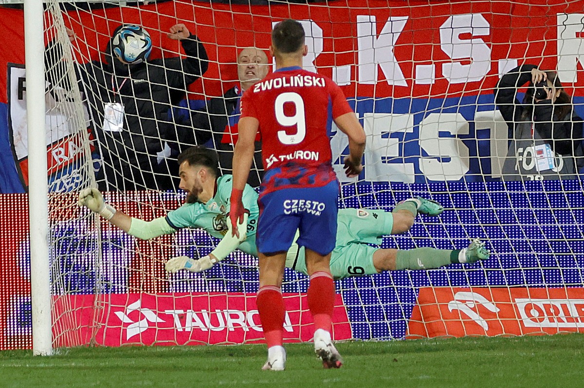 Zawodnik Rakowa Częstochowa Łukasz Zwoliński (przód) i bramkarz Piasta Gliwice Frantisek Plach (tył) podczas meczu 21. kolejki piłkarskiej Ekstraklasy