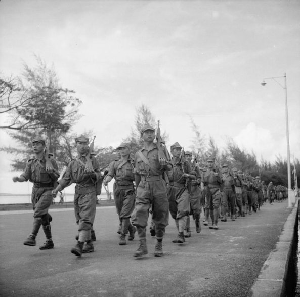 Przemarsz 4 regimentu Malajskiej Antyjapońskiej Armii Ludowej podczas ceremonii jego rozwiązania<br>