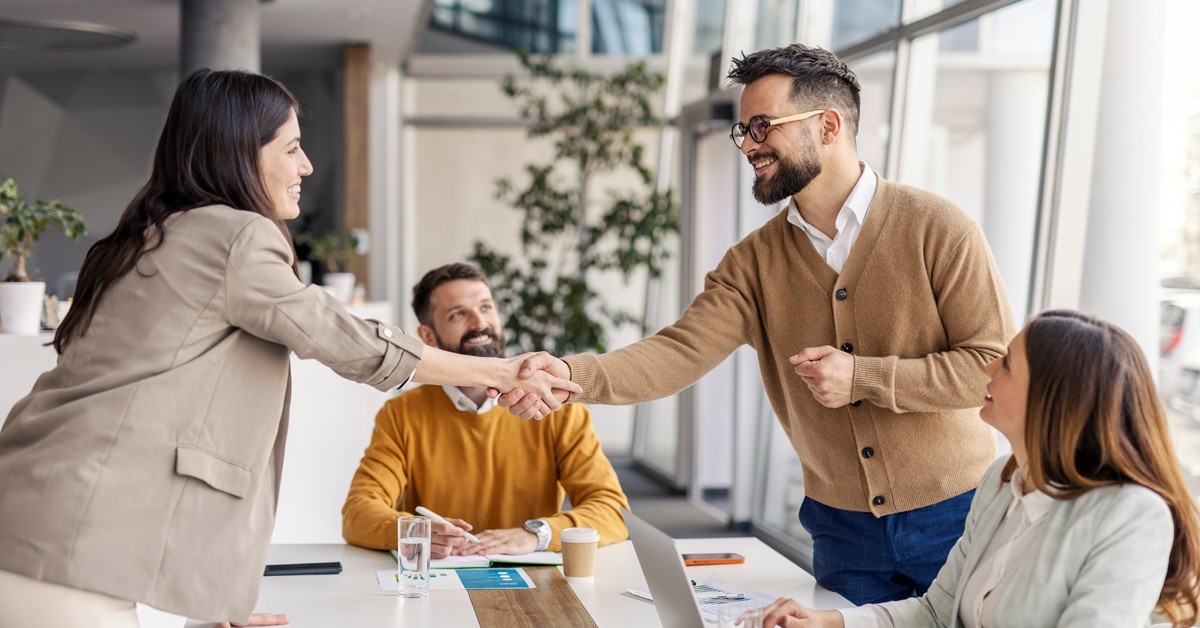 Komunikacja zawodzi, zaufanie spada – zaangażowanie polskich pracowników na najniższym poziomie od czasów pandemii