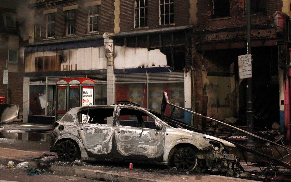 Spalone auto w wyniku zamieszek w Londynie, fot. Reuters