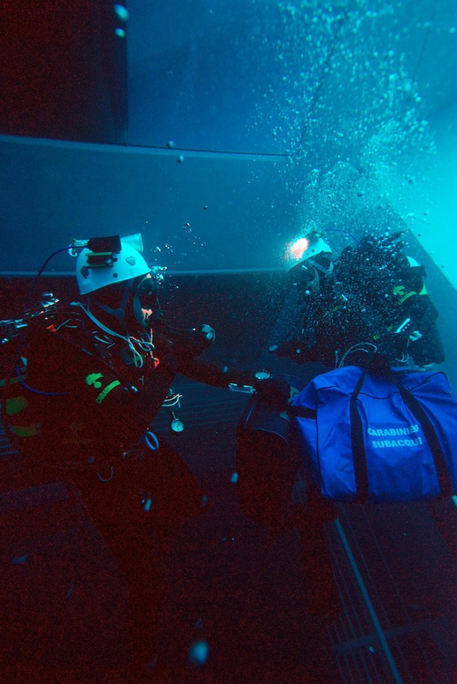 ITALY COSTA CONCORDIA (Carabinieri divers inspect the inside of Costa Concordia cruise ship)