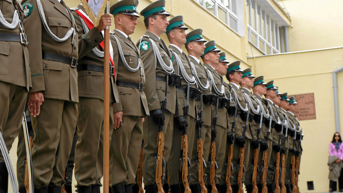 8 stycznia warmińsko-mazurski oddział straży granicznej rozpoczyna nabór chętnych do służby. W tym roku przygotowano 118 miejsc. Zainteresowanie pracą na polsko-rosyjskiej granicy jest duże, w ciągu kilku dni na rozmowy kwalifikacyjne zapisało się 650 osób.