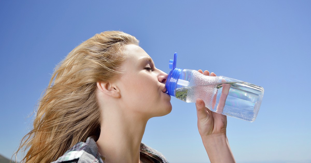 Пить воду перед сном. Человек пьет воду. Человек с бульвара капуцинов никогда не пей эту гадость. Девушка пьет мартини. Шутки про водку.