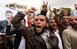 Czołgi i wozy opancerzone przed pałacem prezydenckim w Egipcie