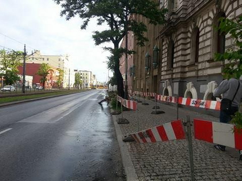 Barierki blokują chodniki w centrum Łodzi bo sypią się kamienice 