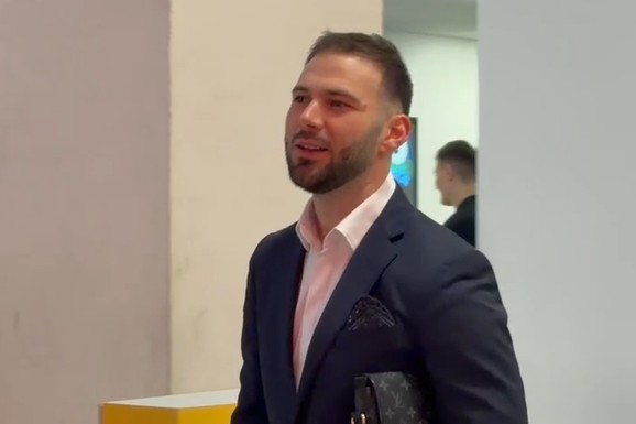 (FOTO) ŠLIC DO KUKA I TRUDNIČKI STOMAK U PRVOM PLANU Marko Gačić nakon razvoda sa novom izabranicom na slavlju, ona blista u crnoj haljini, ne kriju koliko se vole