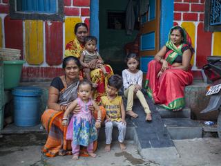 Rodzina z kolonii trędowatych w Rajpurze w Indiach w stanie Madhya Pradesh przed wynajętym mieszkaniem
