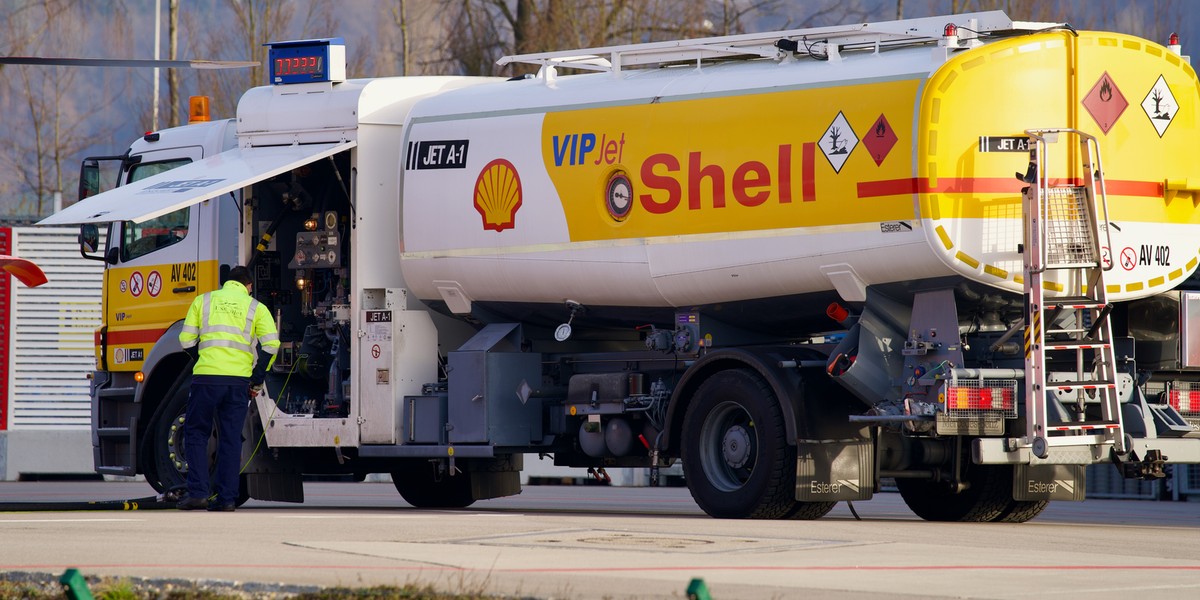 Rekordowe zyski koncernów paliowowych. Shell postanowił przyznać pracownikom premie.