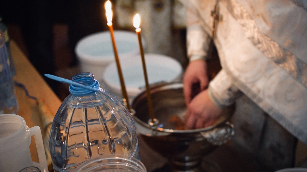 Evo kako se uzima bogojavljenska vodica i šta obavezno treba poneti,a šta ne