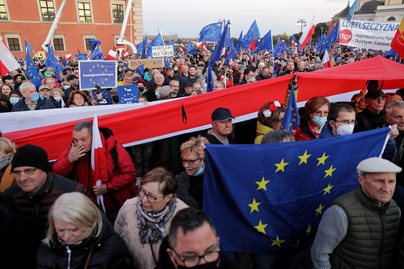 Manifestacja poparcia dla obecności Polski w Unii Europejskiej na pl. Zamkowym w Warszawie