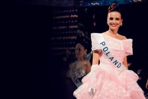 Agnieszka Kotlarska reprezentowała Polskę na konkursie Miss International w Tokio i jako pierwsza Polka go wygrała, 1991 r.
