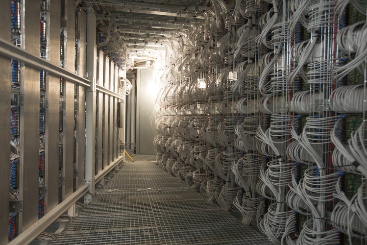 Całość połączona jest ponad 80 tysiącami  kabli o łącznej długości 100 km i wadze 6 ton.<br><br> (gm/mr) PAP/Grzegorz Michałowski