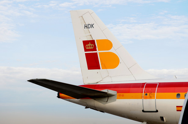 Samolot linii Iberia na lotnisku El Prat w Barcelonie