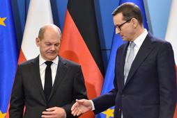 Kanclerz Niemiec Olaf Scholz i premier Mateusz Morawiecki podczas spotkania w Warszawie, 12 grudnia 2021 r.