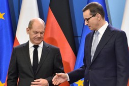 Kanclerz Niemiec Olaf Scholz i premier Mateusz Morawiecki podczas spotkania w Warszawie, 12 grudnia 2021 r.