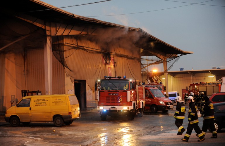 Pożar hali targowej w Broniszach