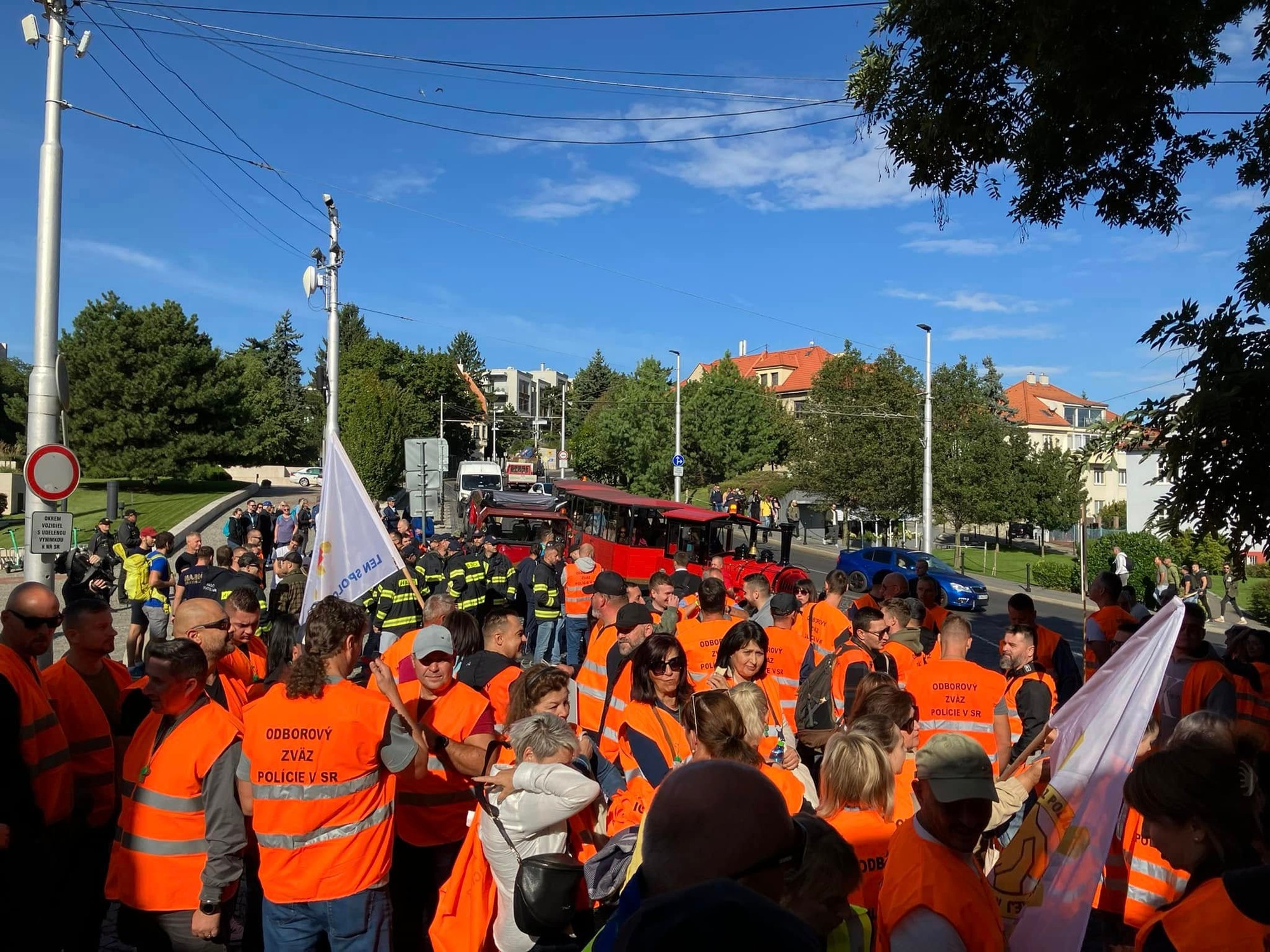 Policajní odborári zvolali pred parlament zhromaždenie proti zmrazeniu platov.