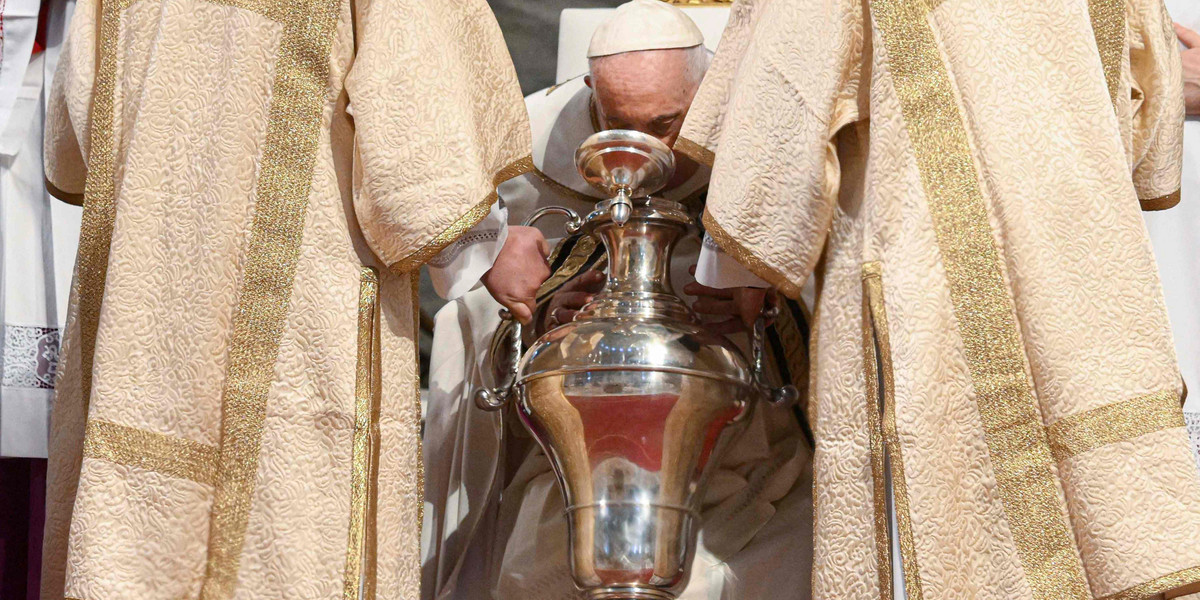 Wielki Czwartek: Czego papież Franciszek szukał w dzbanie?