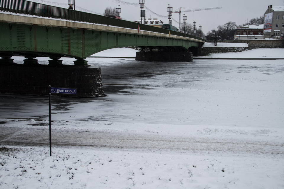 Zima zadomowiła się w Krakowie, zamarzła Wisła