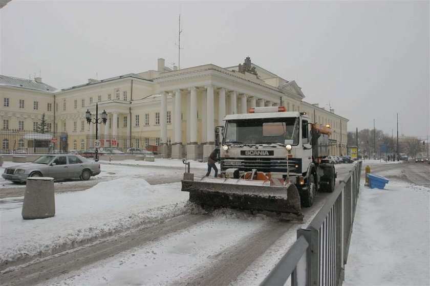 Odśnieżają tylko urzędnikom