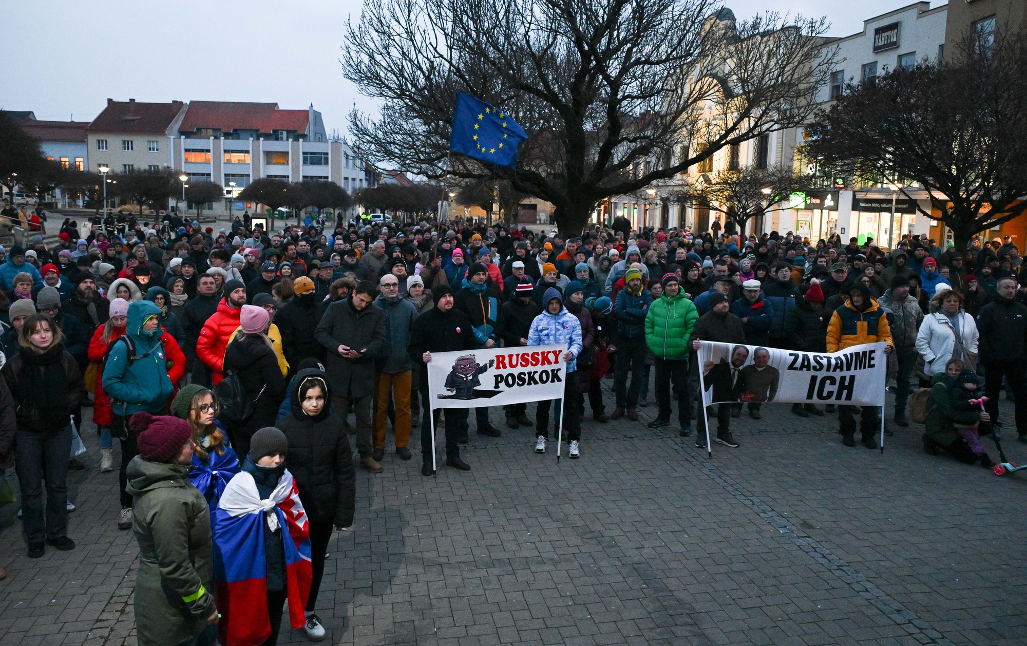 Protivládne zhromaždenie Slovensko je Európa na Námestí slobody v Novom Meste nad Váhom.