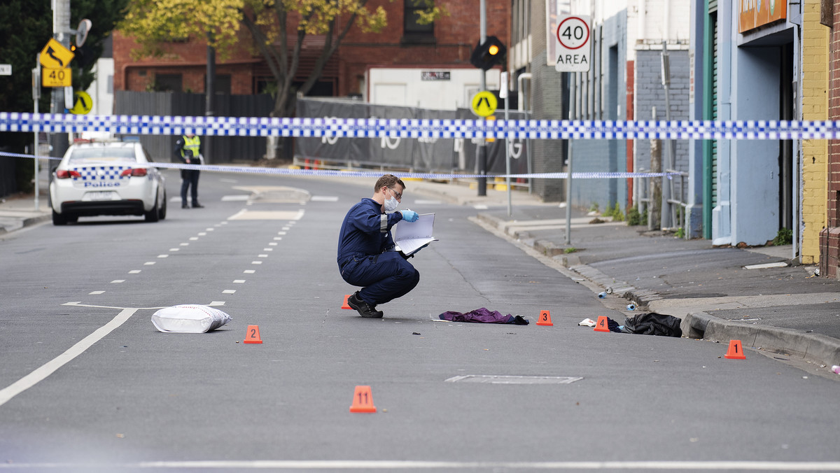 Jedna osoba zginęła a cztery zostały ranne, w tym dwie ciężko, w niedzielę nad ranem w rezultacie strzelaniny przed popularnym nocnym klubem w Melbourne - poinformowała policja.