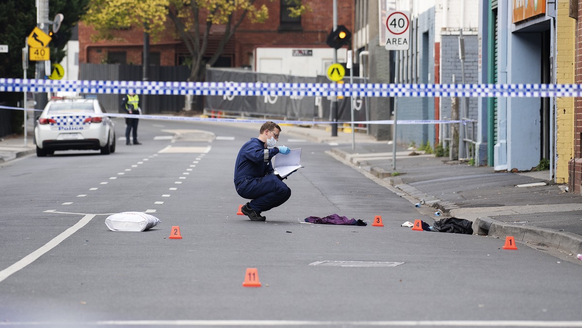 Jedna osoba zginęła a cztery zostały ranne, w tym dwie ciężko, w niedzielę nad ranem w rezultacie strzelaniny przed popularnym nocnym klubem w Melbourne - poinformowała policja.