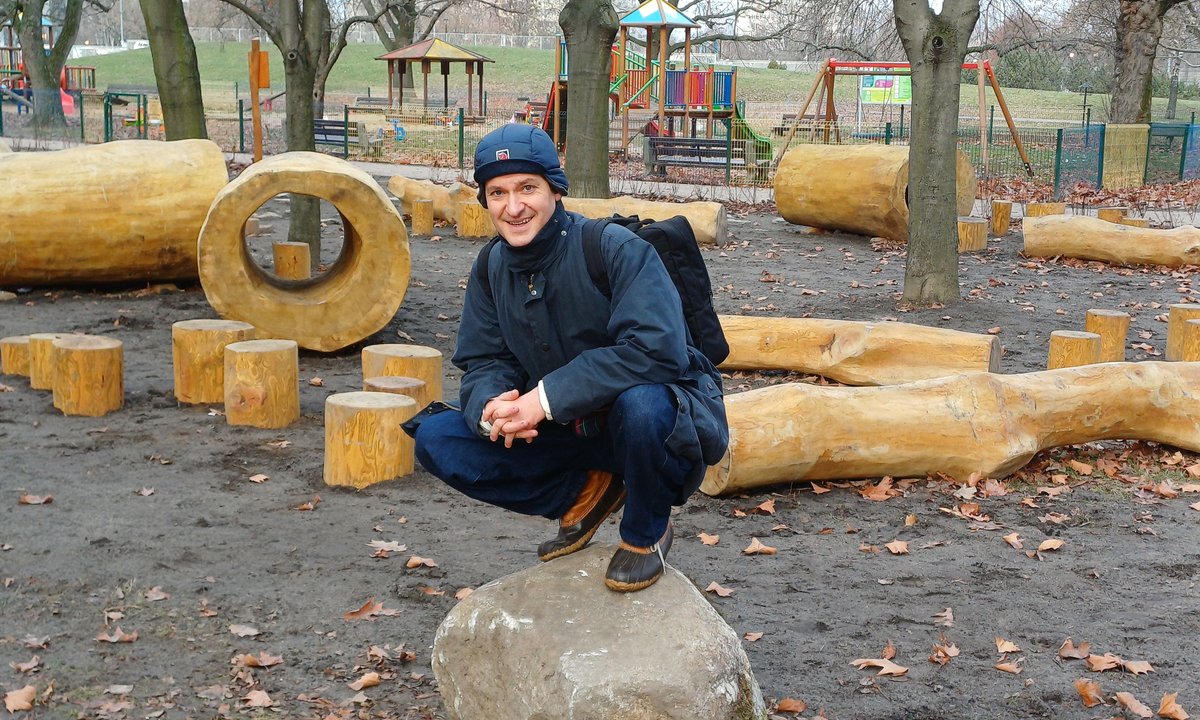 Plac zabaw jak wybieg dla psów? Oceniliśmy nową atrakcję na warszawskim Bródnie