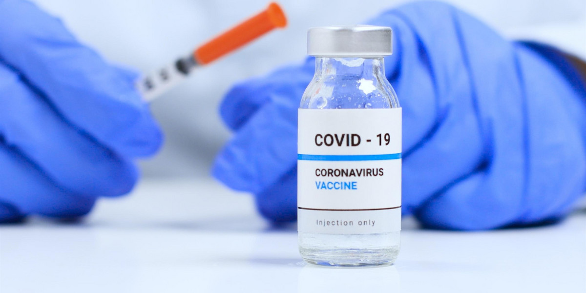Szczepionki przeciw COVID-19 są dostosowywane tak, aby bardziej odpowiadały krążącym wariantom. 