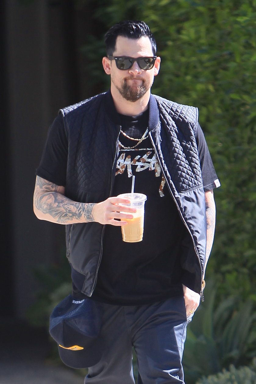 Joel Madden w stylowych Ray Banach