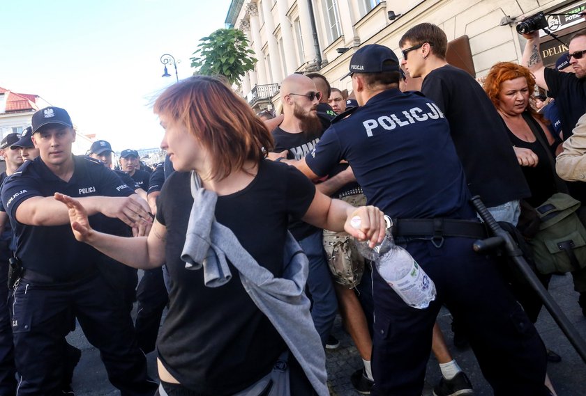 Marsz narodowców w Warszawie. Policja wynosiła protestujących