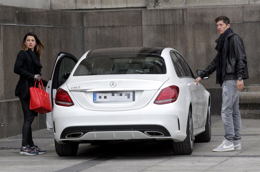 Żona Roberta też jeździ mercedesem